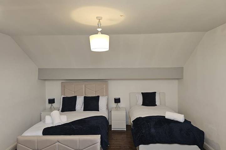 4Br-Sleeps10-Cosy Spacious House-Free Parking in Grand Manchester