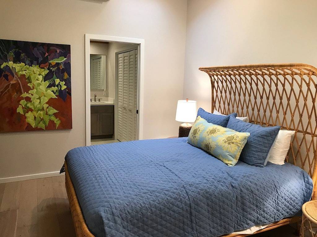 Privathaus auf der anderen Straßenseite vom Strand entfernt. Nur wenige Minuten von der Innenstadt von Hilo entfernt in Hilo, South Hilo