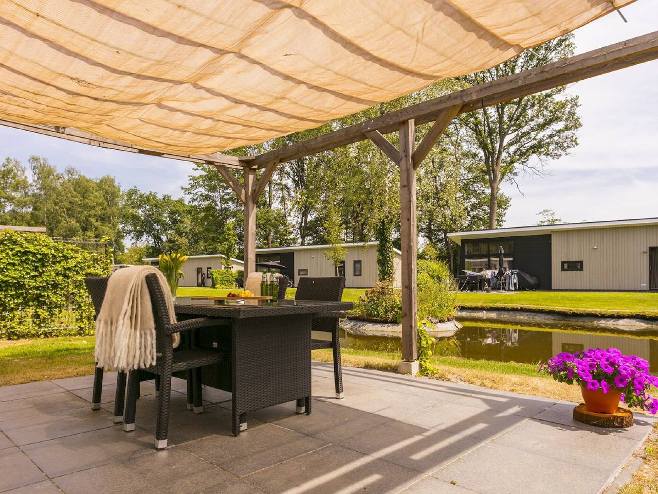 Zonovergoten chalet bij de vijver in Lochem, Achterhoek