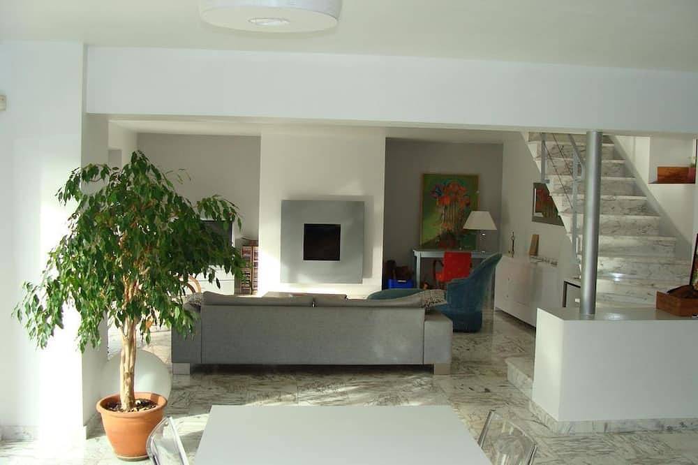 Maison familiale en pierre aux portes de Bordeaux, jardin ombragé et piscine in Bouliac, Région de Bordeaux