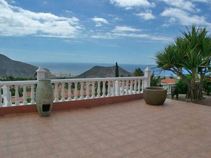Luxurious villa in Chayofa with pool, terrace and furnished Bbq area in Chayofa, Arona