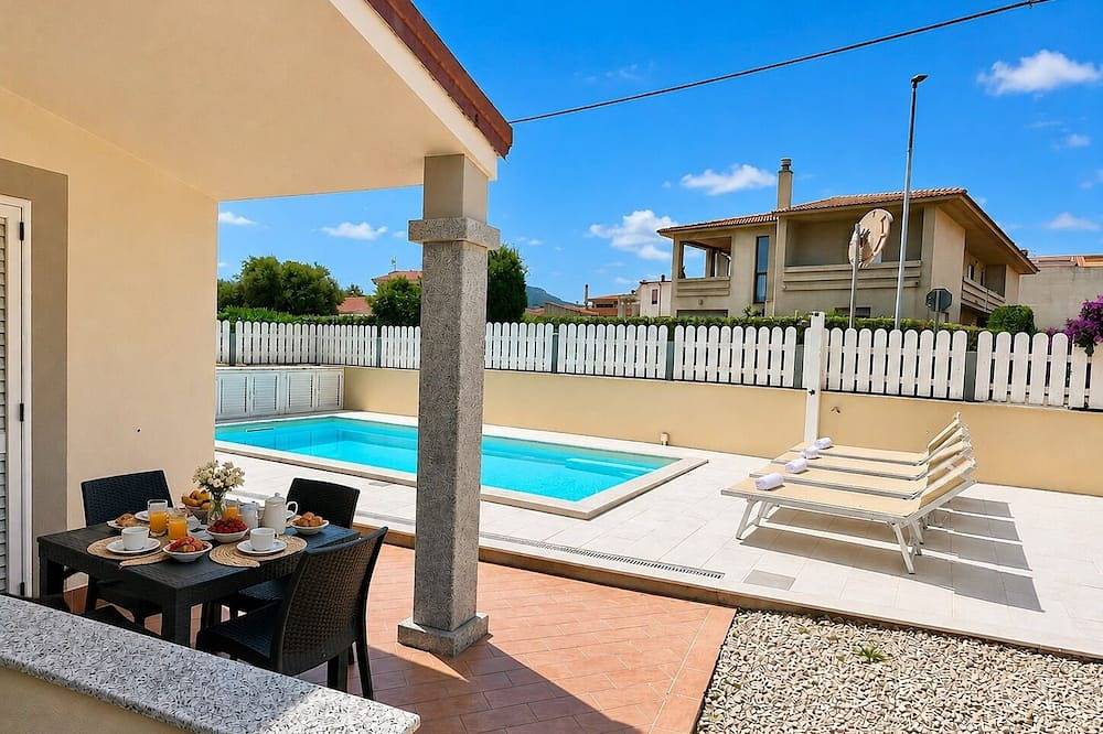 Villa con 2 camere da letto, piscina privata, internet Wi-Fi, vicino alla spiaggia e ai negozi in Codaruina/Valledoria, Valledoria