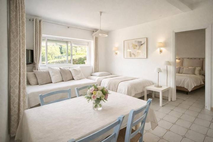 Appartement de vacances pour 2 personnes, avec terrasse ainsi que vue et piscine