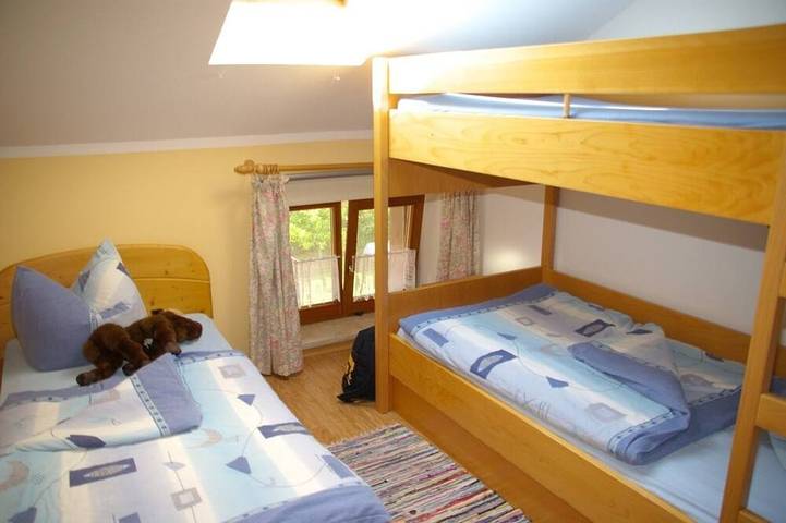 Ferienwohnung für 3 Personen, mit Balkon und Garten sowie Sauna