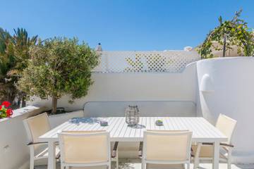 Vacation Rental for 4 Guests in Playa de la Venus, Marbella, Picture 3