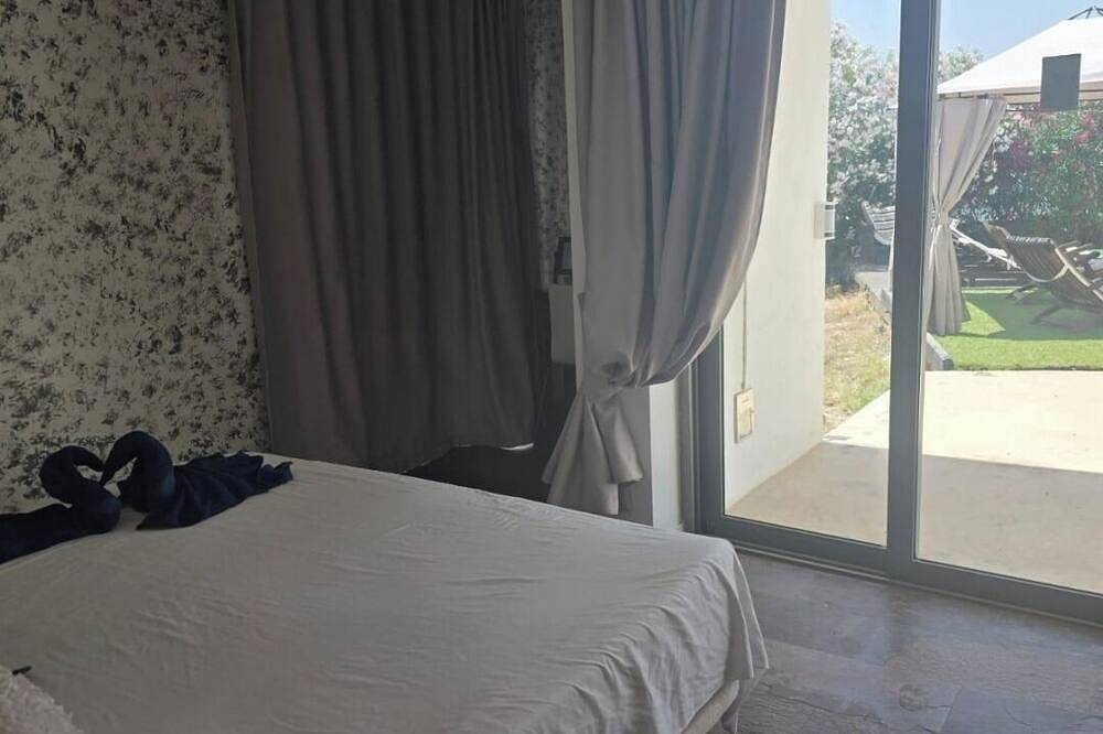 Detached villa with private pool and 1000m2 garden in Dehesa de Campoamor, Orihuela