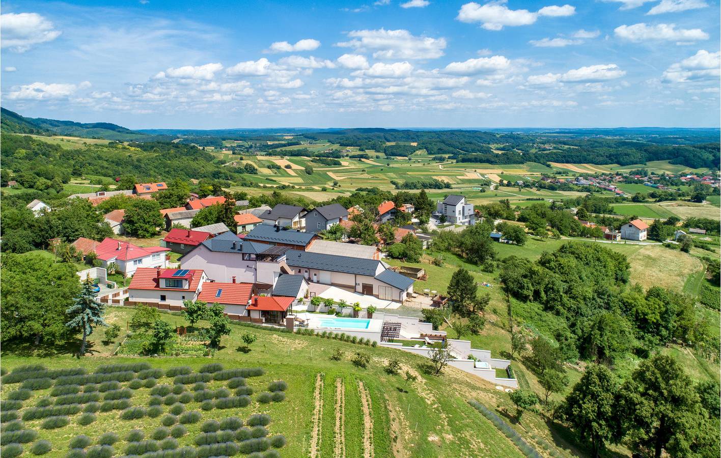 Ruim appartement met 2 slaapkamers, verwarmd zwembad en terras in Koprivnica-Krizevci
