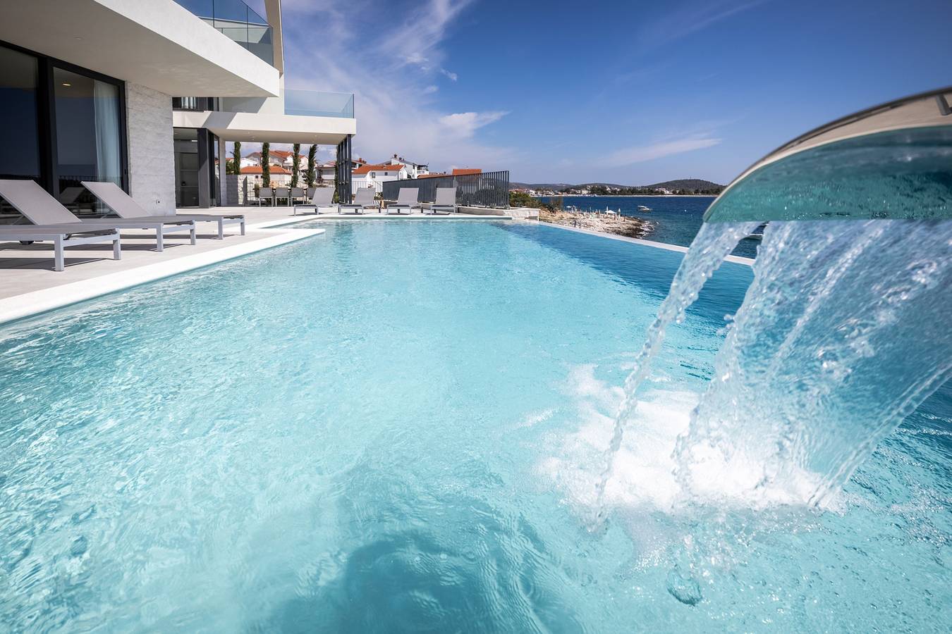 Villa Venus - atemberaubende Strandvilla mit Pool und Sauna für zehn Gäste in Rogoznica, Šibenik-Knin