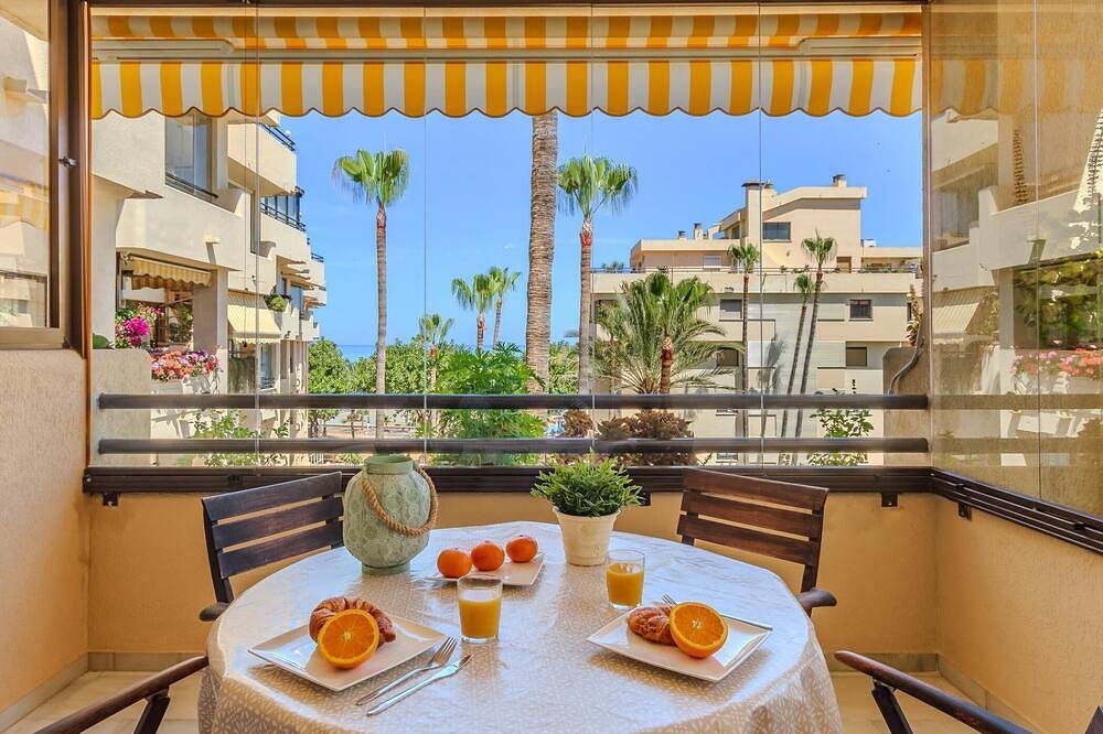 Appartamento intero, Montemar Puerto - Beachfront, Terrace, Swimming Pool. Sea Views in La Carihuela, Torremolinos
