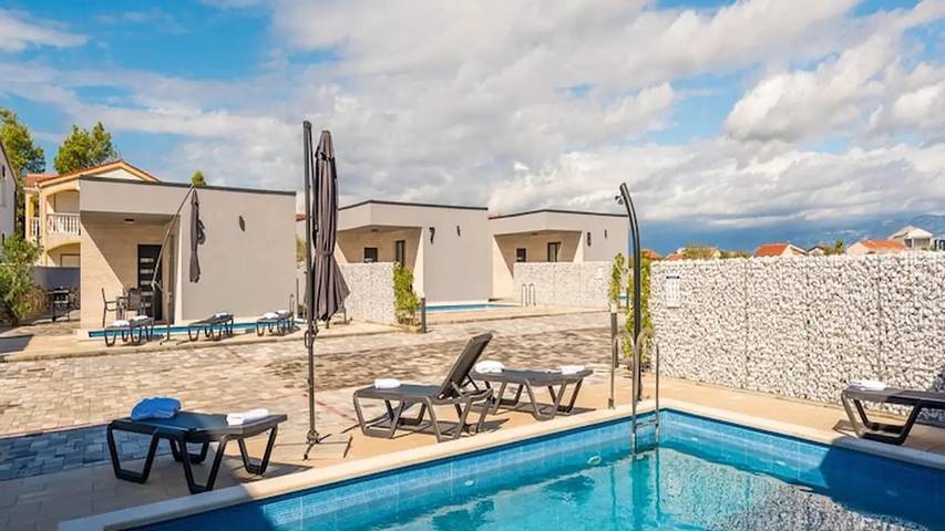 Villa pour 6 personnes, avec jacuzzi et terrasse ainsi que piscine et sauna dans Vir - 3