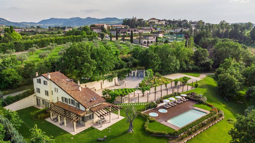 Villa per 8 persone, con Idromassaggio e Giardino a Bologna