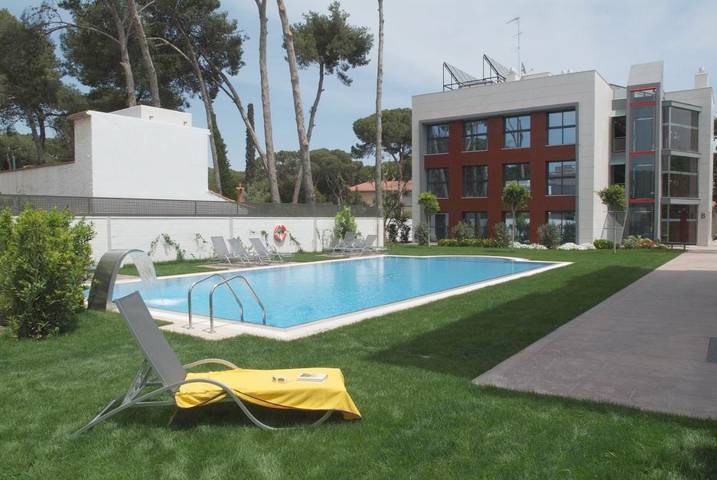 Apartament wakacyjny dla 3 osób, z Taras i Ogród oraz Basen i Widok w Castelldefels