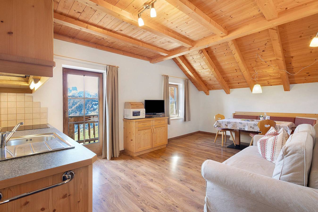 Ganze Wohnung, Apartment 'Pütia' mit Bergblick, gemeinsamer Terrasse und Wlan in Wengen (Italien), Dolomiti Superski