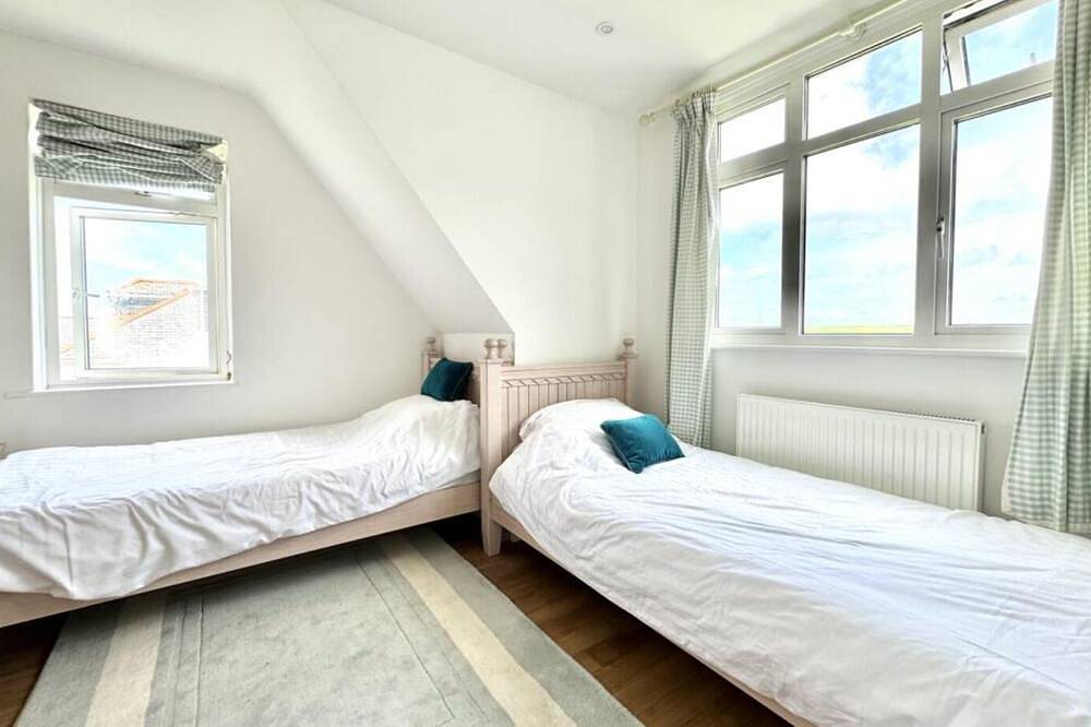Beautiful Coastal Home-Trevone -Walk to the Beach - Sleeps 8 in Trevone, Cornwall