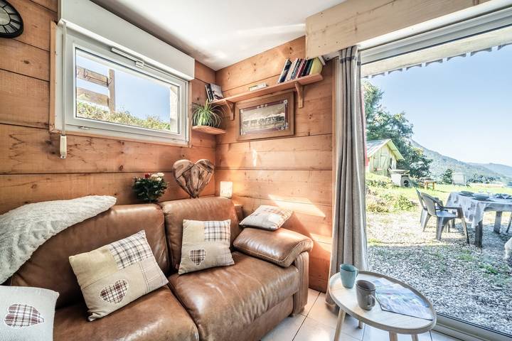 Ganze Wohnung, Chalet Les Mios, bei Isa, mit Blick zwischen See und Bergen, private Terrasse und Wlan in Vacheresse, Thonon-les-Bains und Umgebung