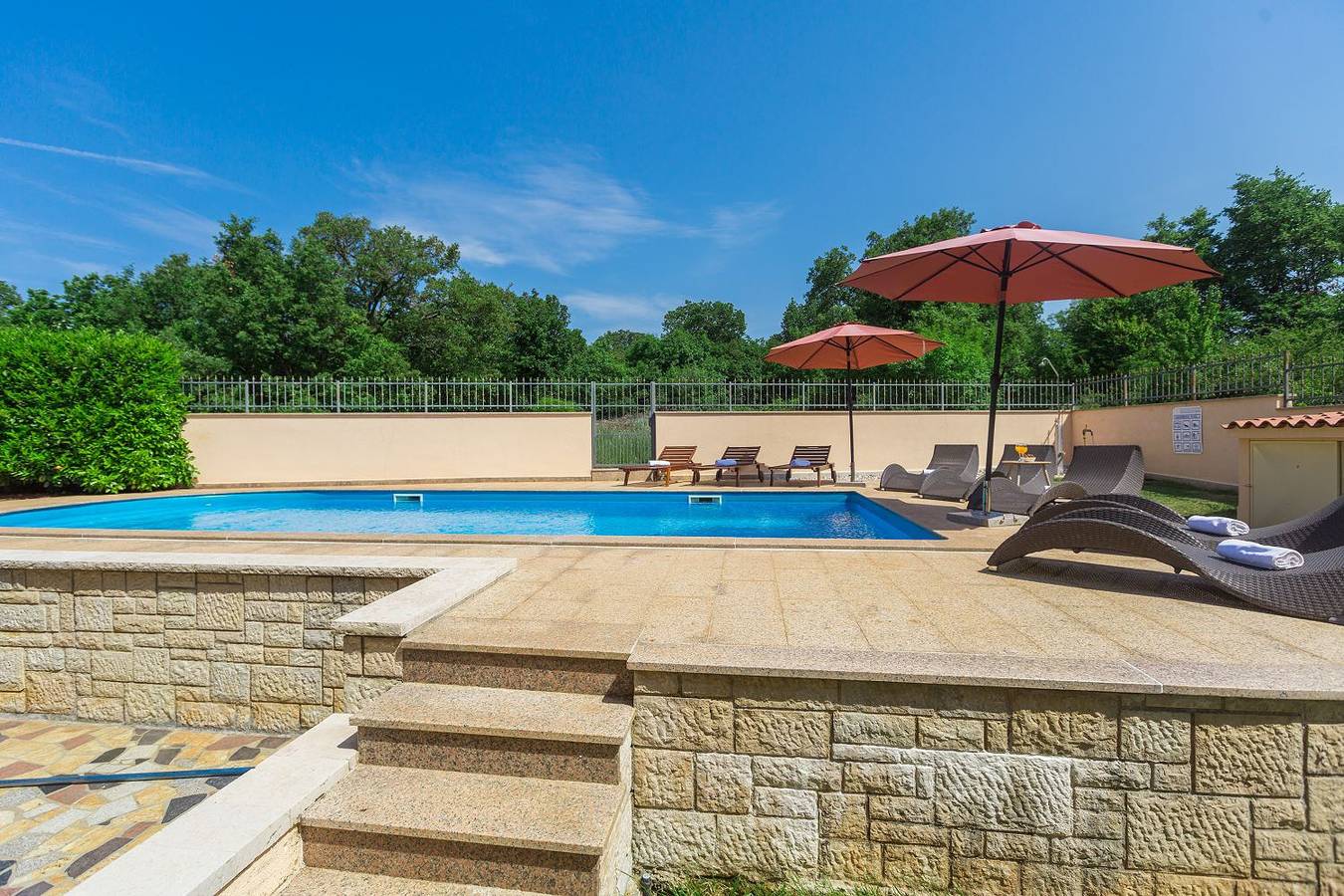 Ganze Wohnung, Traumhaftes Apartment nur 250 Meter zum Strand mit Meerblick, Pool, Grillbereich, Privatparkplatz in Cervar, Porec und Umgebung