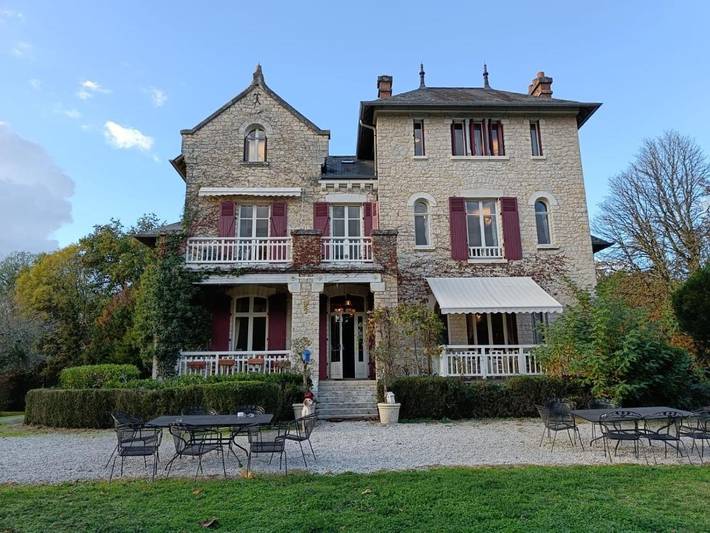 Parc de vacances pour 4 personnes, avec Terrasse et Jardin ainsi que Bassin pour enfant et Piscine à Hautefort