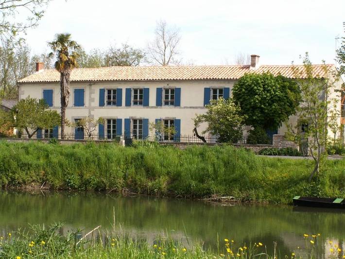 Location de vacances pour 2 personnes, avec Terrasse et Jardin ainsi que Piscine et Vue à Coulon