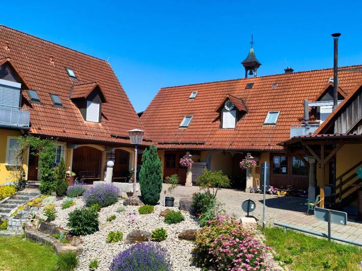 Ganze Wohnung, Ferienanlage Karolinenhof - Ferienwohnung 3 mit Balkon in Haundorf, Fränkisches Seenland