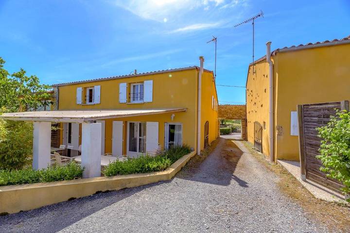 Location de vacances pour 20 personnes, avec vue et jardin ainsi que piscine et terrasse à La Réorthe - 2