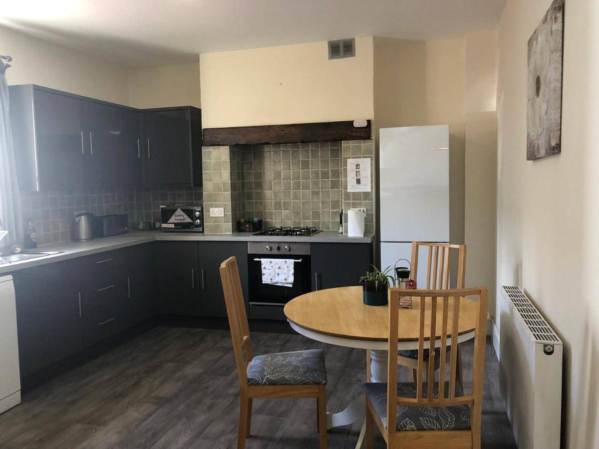 Entire vacation apartment, Comfortable Home away from Home, town centre, free parking,multiple Rooms in Cheltenham, Gloucestershire