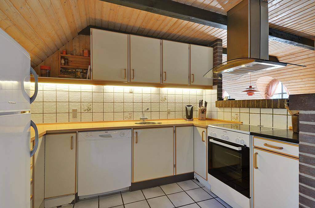 Traditionelles Reetdachhaus mit viel Holz, Kaminofen und überdachter Terrasse – 3 Schlafzimmer in Vester Husby, Husby (Dänemark)