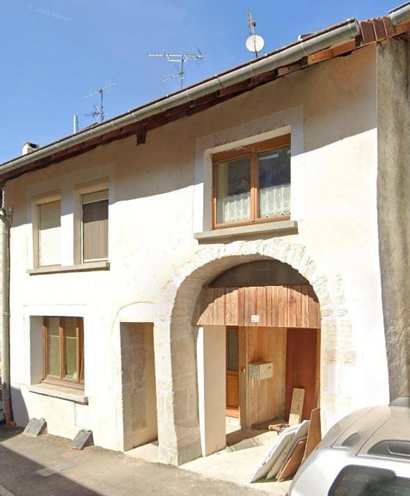 Location de vacances pour 14 personnes, avec piscine et jardin dans Mesnay