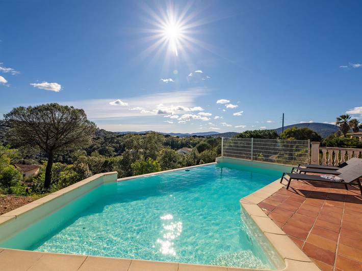 Location de vacances pour 8 personnes, avec terrasse et jardin dans Golf Bluegreen Sainte-Maxime
