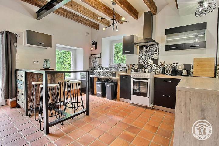 Gîte pour 8 personnes, avec jardin et piscine à Neulliac - 4