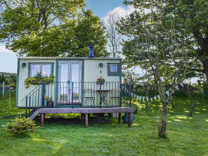 Glamping for 2 people, with garden, with pets on the Isle of Anglesey