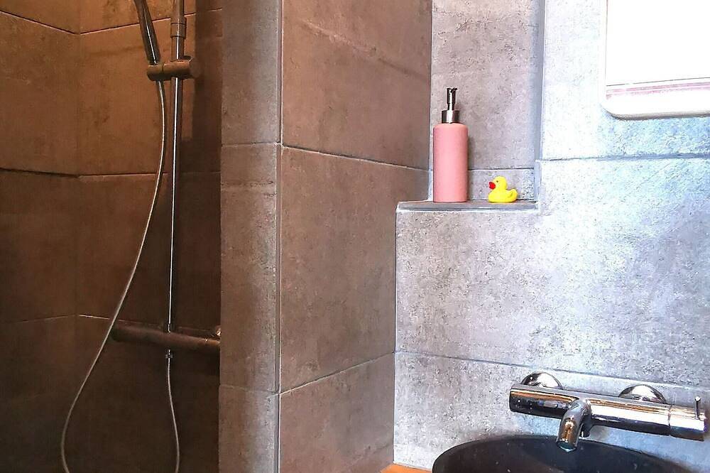 Ganze Wohnung, Privatwohnung entlang der Schelde + Privatparkplatz in Tournai, Hennegau