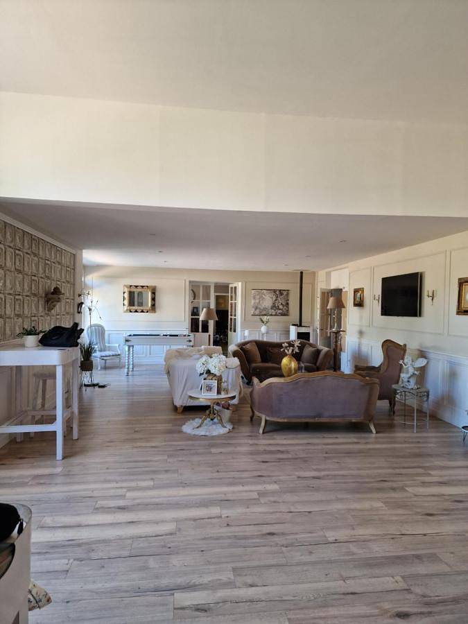 Cottage pour 12 personnes, avec sauna et piscine ainsi que vue et jardin, animaux acceptés à Brains-sur-Gée