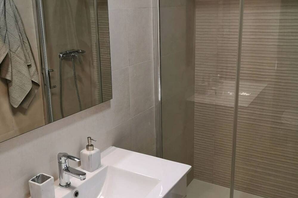 Ganze Wohnung, Renovierte und komfortable Wohnung in Granada, nahe Bushaltestelle in Zaidín - Vergeles, Granada