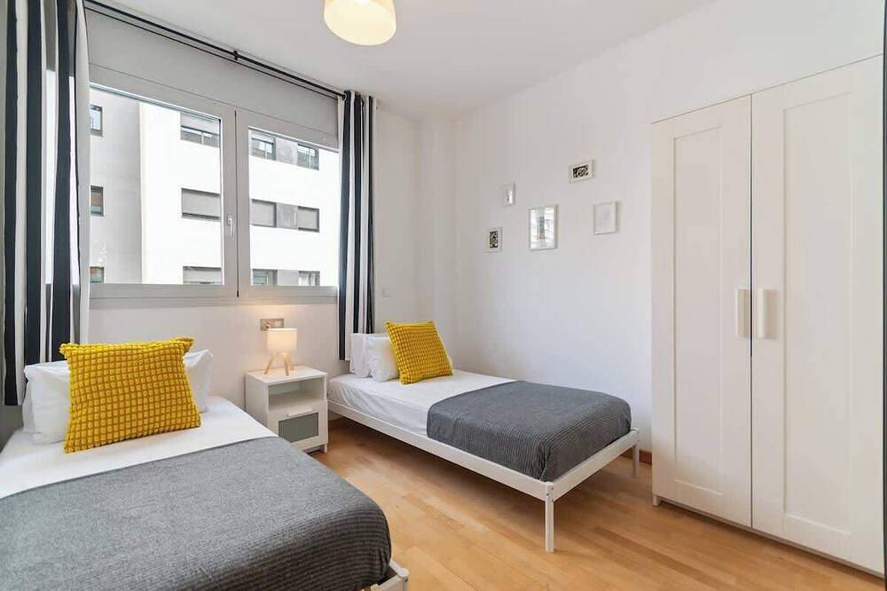 Entire apartment, Modern Spacious 3-Bedroom Apt with Pool near Beach in Sant Adrià de Besòs, Barcelonès