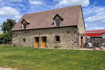 Gîte pour 4 personnes, avec jacuzzi ainsi que jardin et terrasse dans Ronfeugerai