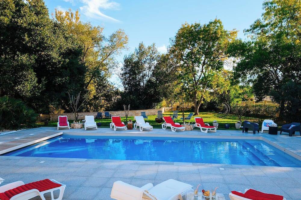 Suite Victoria Domaine Pagnon Gironde: Charm & heated pool near Bordeaux in Saint-Gervais (Gironde), Blaye region