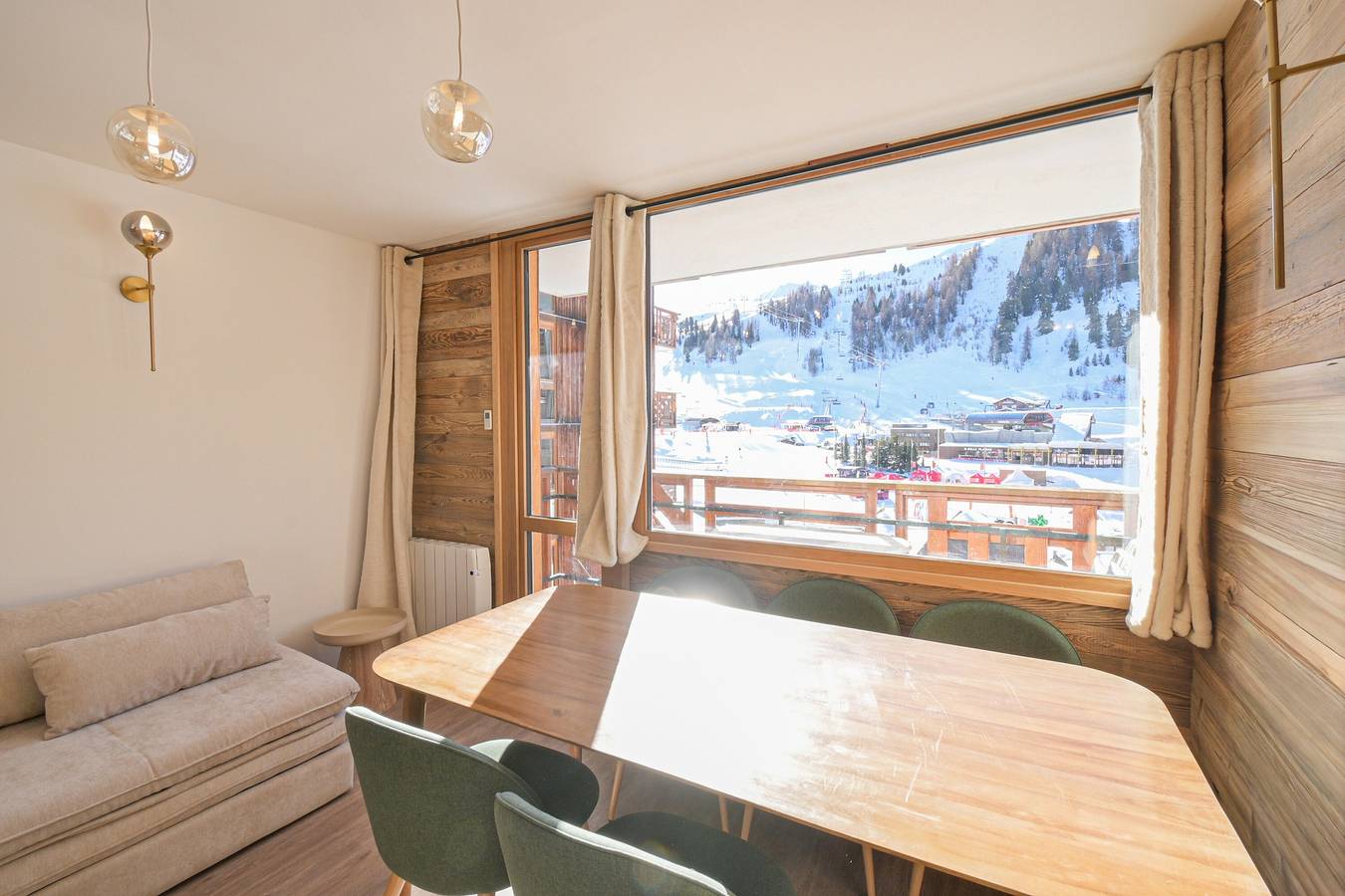 Apartamento entero, Apartamento 'Lesetoilesdelaplagne - Le Carroley' con vistas a la montaña, piscina y balcón in La Plagne, La Plagne-Tarentaise