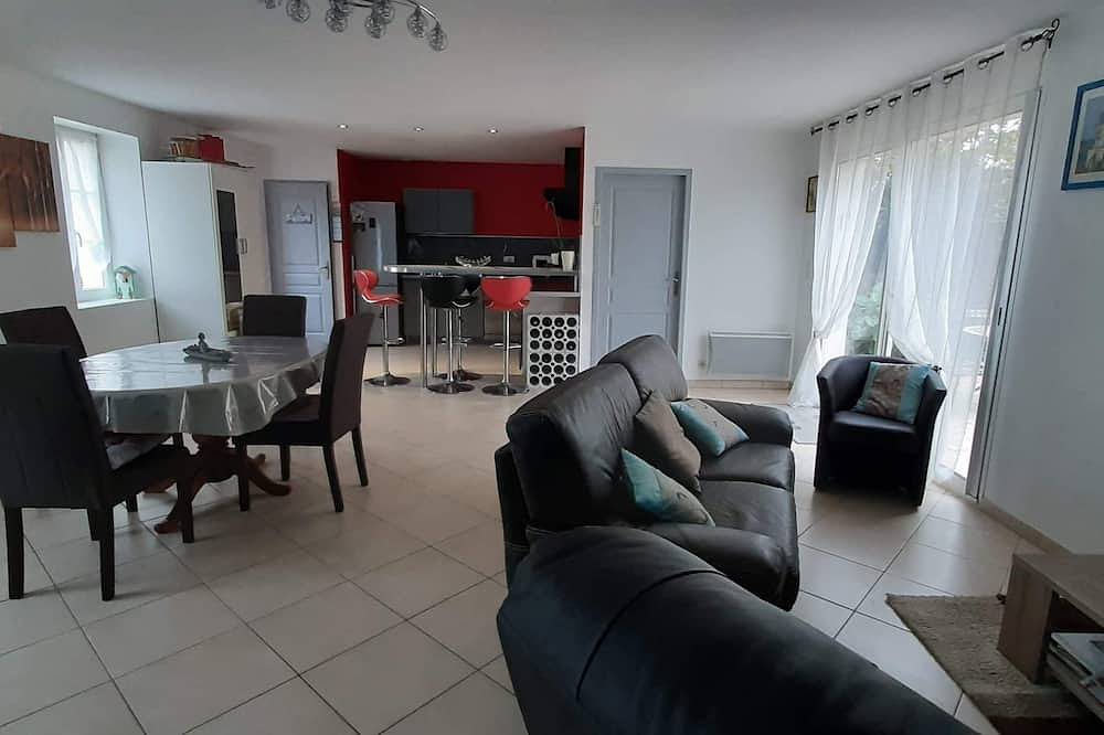 Quiet house with courtyard not overlooked in Marennes, Côte de Beauté
