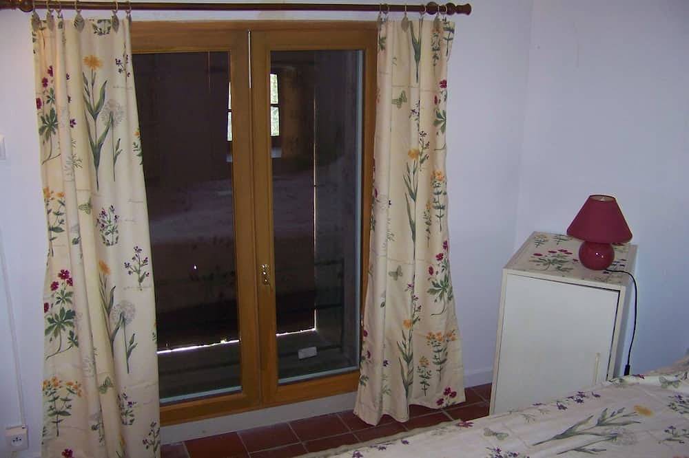 In the village of Provence, 2 rustic dwellings in enclosed arbo in Trets, Aix-en-Provence region
