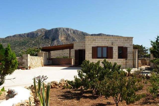 Casa vacanza per 5 persone, con giardino e panorama, adatto a famiglie con bambini in Favignana