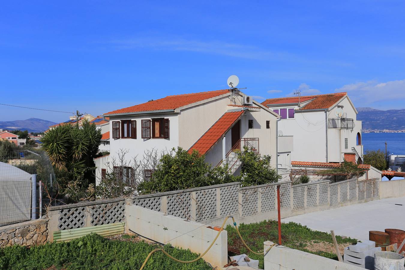 Ganze Wohnung, 2-Zimmer-Ferienwohnung mit Terrasse und Meerblick Slatine, Ciovo A-16345-a in Slatine, Ciovo