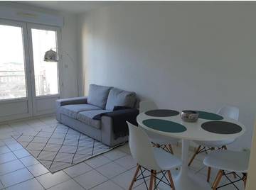 Gîte pour 8 personnes, avec vue et balcon dans Gare de Bordeaux Saint Jean