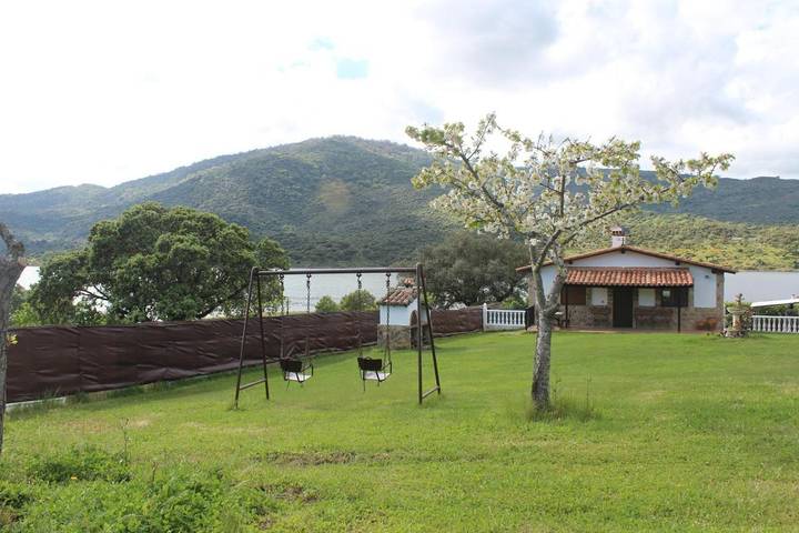 Apartamento para 4 personas, con Balcón y Terraza además de Jardín y Piscina en Plasencia