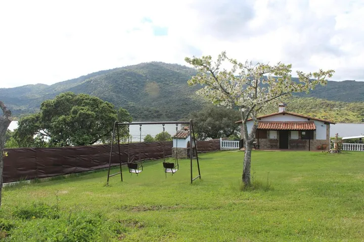Ferienhaus für 4 Personen, mit Ausblick und Garten sowie Seeblick und Pool, mit Haustier - 1