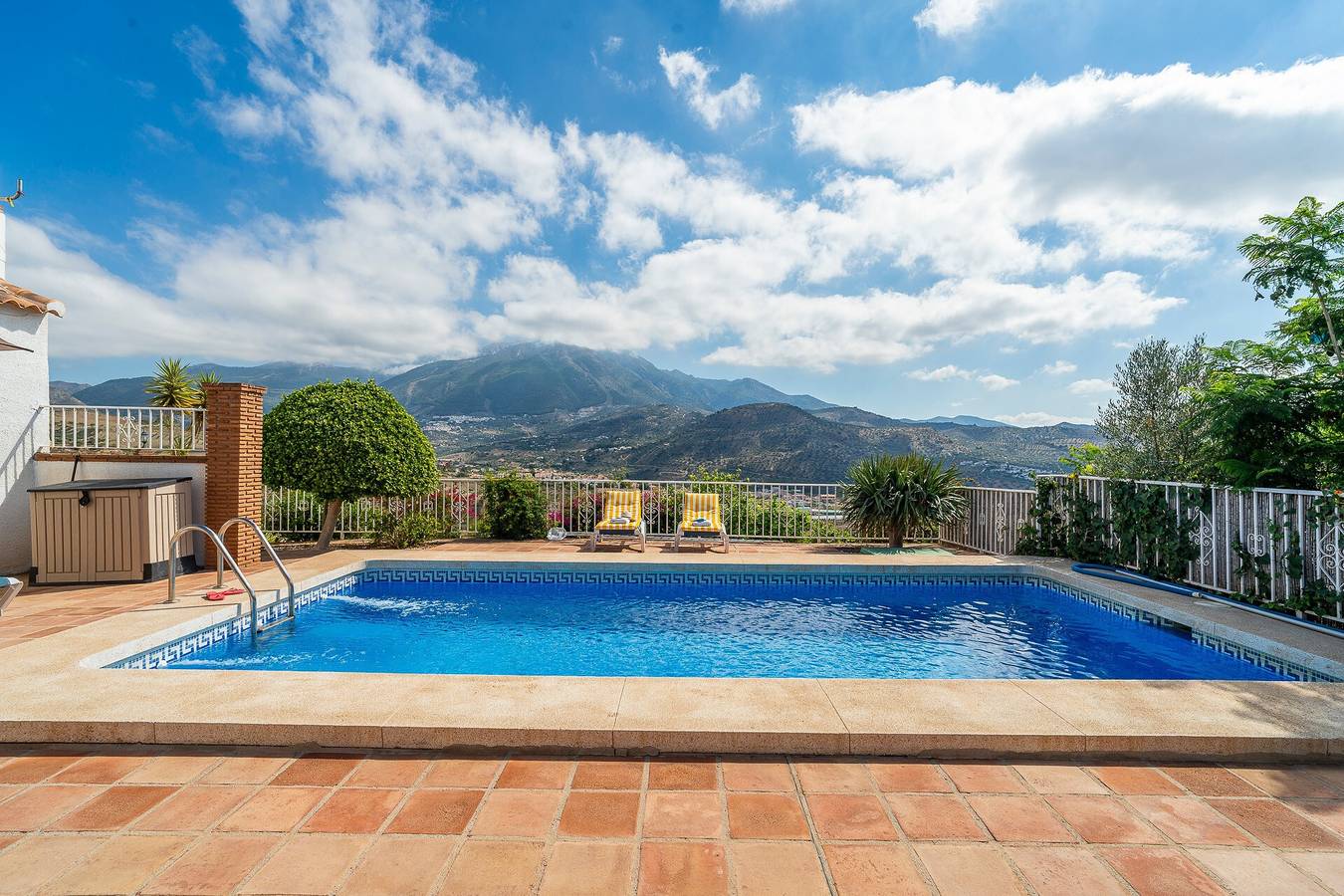 Villa "Rosana Lake Viñuela" con vistas a la montaña, piscina, Wi-Fi y jardín in Viñuela, Provincia de Málaga