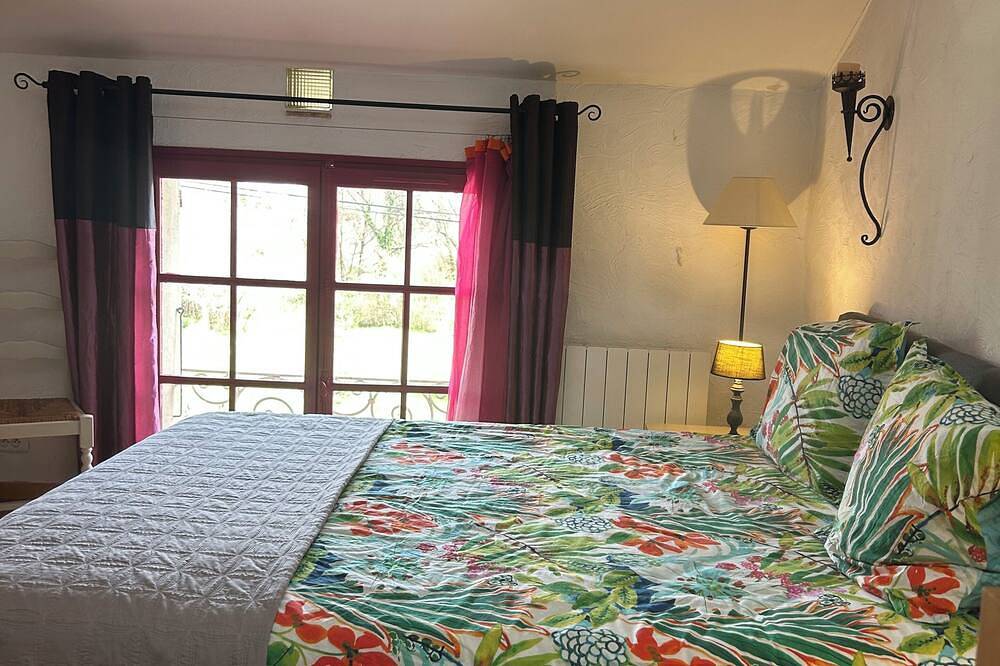 Stenen huis \"bieslook\" in Mirabel-aux-Baronnies, Nyons en omgeving