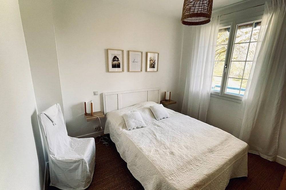 Character house in a quiet, exceptionally green setting + swimming pool in Thenon, Périgord Noir