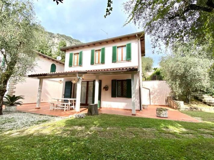 Villa pour 8 personnes, avec piscine et jardin ainsi que vue sur le lac et terrasse, animaux acceptés à Garde - 2