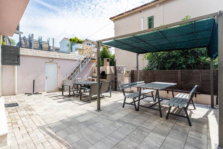 Villa für 8 Personen, mit Meerblick und Balkon sowie Terrasse und Garten in Split