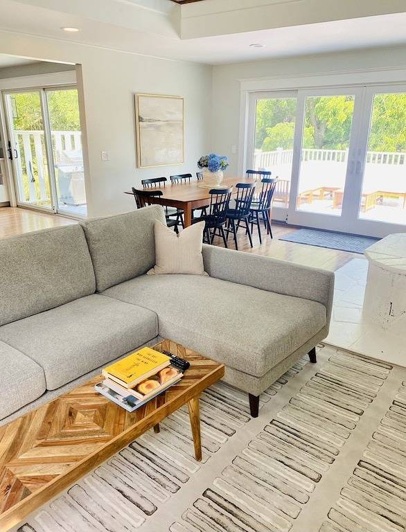 Bright Beach Cottage, renovated 3 bedroom, large private sunny deck!! in Middletown, Newport County